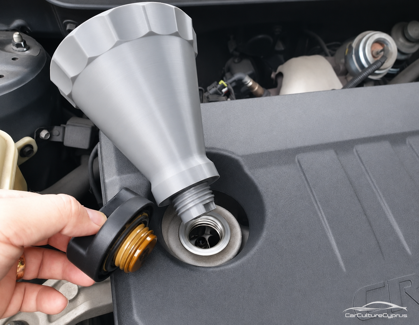 Kia / Hyundai Threaded Engine Oil Funnel – Ventilated Spill-Free Refill Tool
